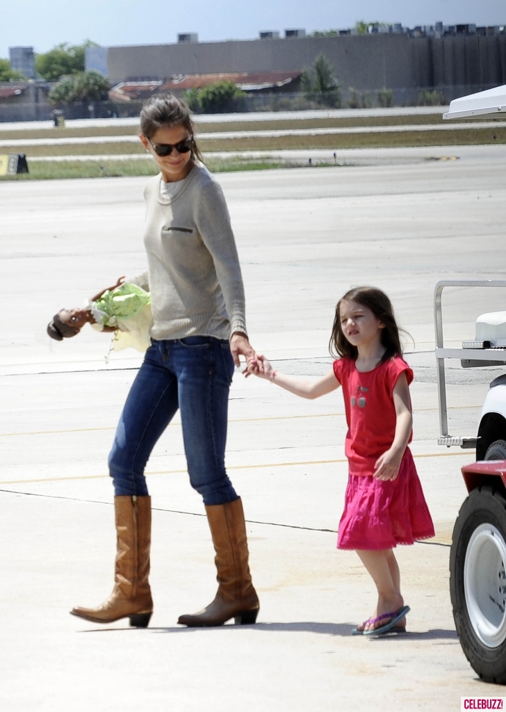 Suri Cruise Boarding Private Jet