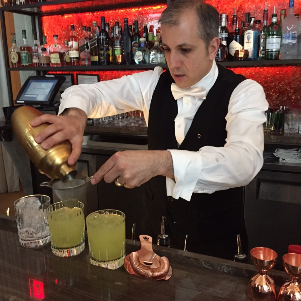 John, Chevalier Bartender