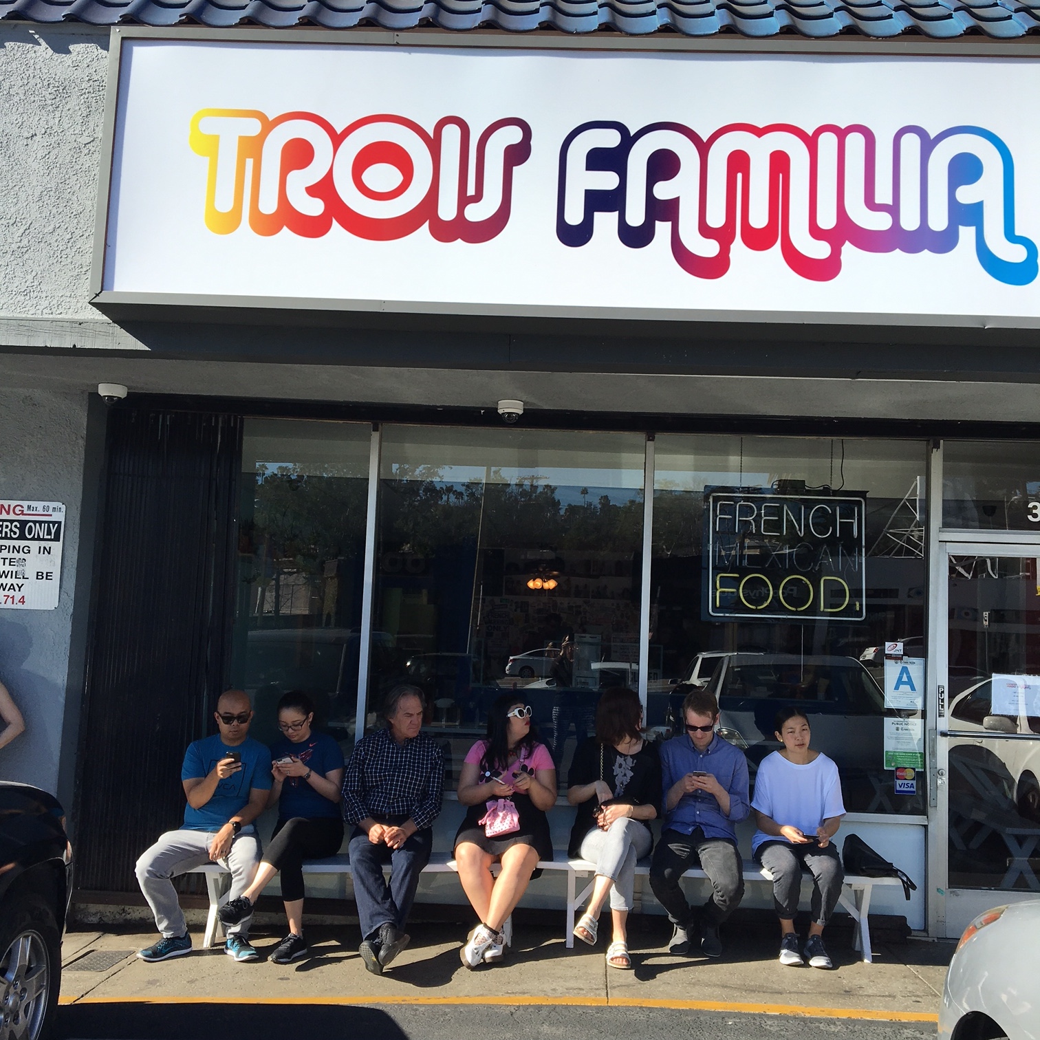 Dining: Dysfunctional Familia...